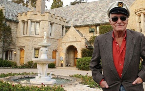 O dono e editor da Playboy, Hugh Hefner, em frente à mansão que está à venda por R$ 800 mi - Divulgação/Playboy