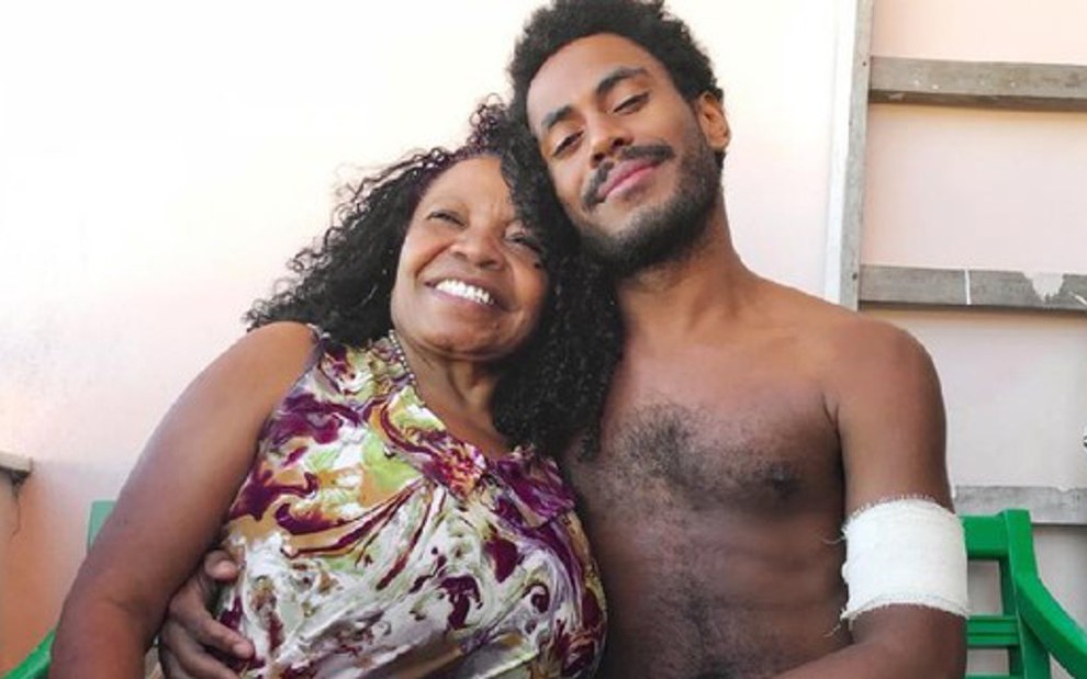 Ícaro Silva ao lado de sua mãe, Jô Silva, após ser baleado em tiroteio no Rio de Janeiro - REPRODUÇÃO/INSTAGRAM