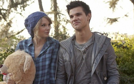 A cantora Taylor Swift e Taylor Lautner, da saga Crepúsculo, em Idas e Vindas do Amor (2010) - Divulgação/Warner Bros.