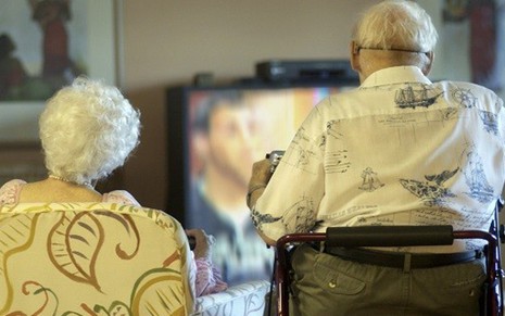 Casal de idosos assiste TV: público com mais de 50 anos cresceu 16% em apenas um ano - Divulgação