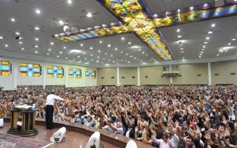 Culto da Universal na avenida João Dias, onde se pede dinheiro para comprar ingressos - Divulgação/IURD