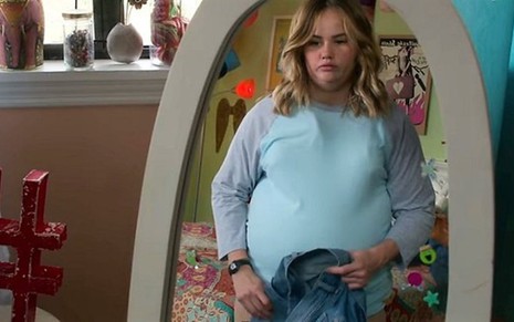 Debby Ryan, estrela teen revelada em Jessie, usa enchimentos na atração Insatiable da Netflix - Imagens: Divulgação/Netflix