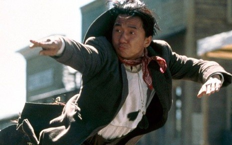 O ator Jackie Chan, grande nome do cinema de ação, no filme Bater ou Correr, de 2000 - Divulgação/Buena Vista Pictures