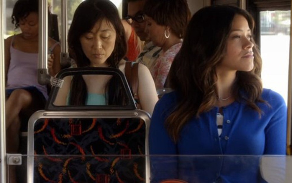 Com tantas séries na palma da mão, não tem porque ficar à toa no ônibus, como Jane (Gina Rodriguez) em Jane The Virgin - Reprodução/The CW