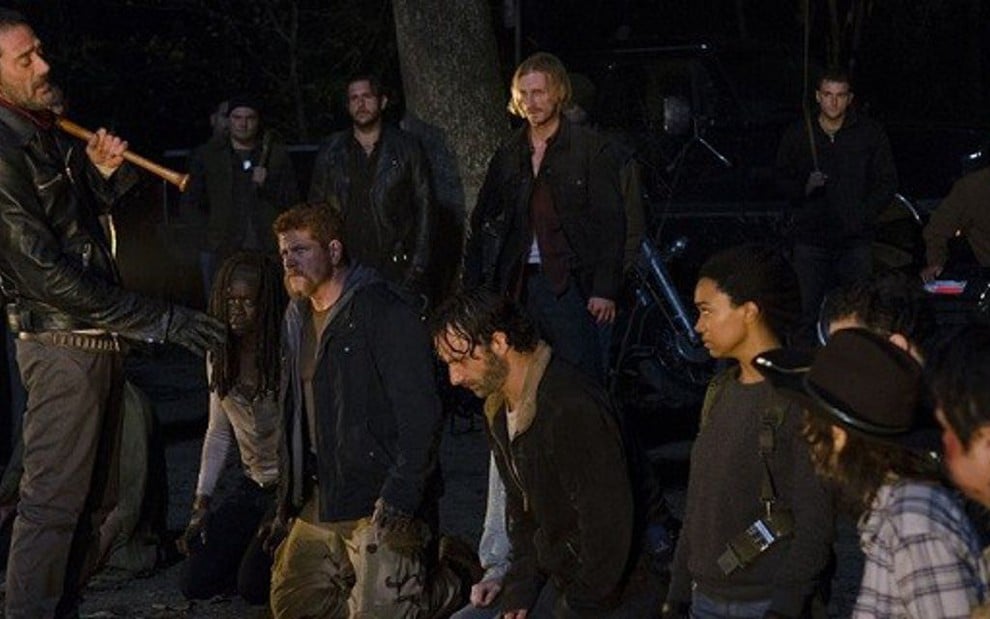 O ator Jeffrey Dean Morgan (em pé) em cena decisiva da sexta temporada de Walking Dead - Imagens: Reprodução/AMC