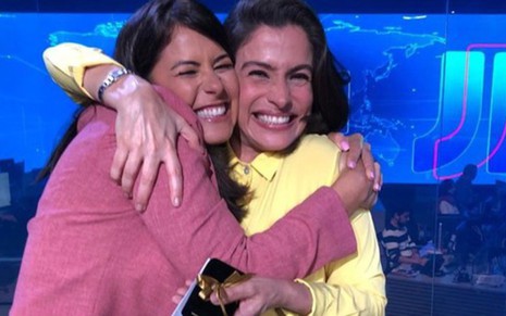 Jessica Senra e Renata Vasconcellos se abraçam no estúdio do Jornal Nacional