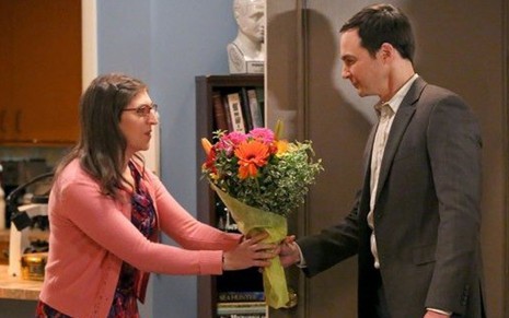 Sheldon (Jim Parsons) entrega flores para Amy (Mayim Bialik) no episódio  em que transam - Divulgação/CBS