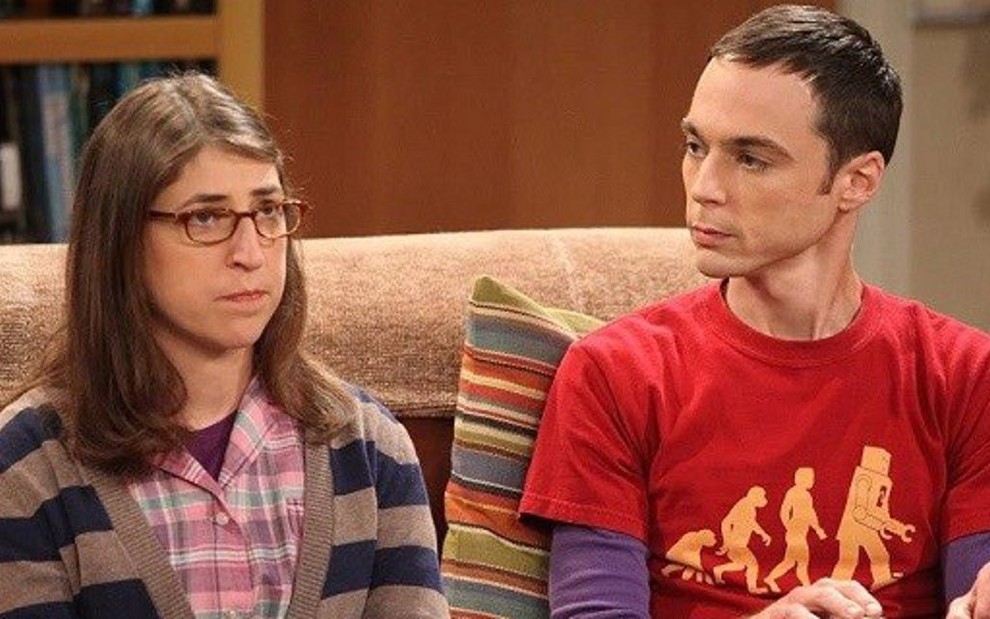 Os atores Mayim Bialik (a Amy) e Jim Parsons (o Sheldon) em episódio de Big Bang Theory - Divulgação/CBS