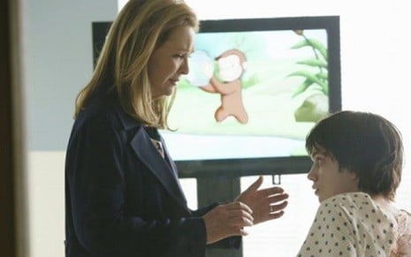A atriz Joan Allen com Liam James em cena de reencontro de mãe e filho na série The Family - Divulgação/ABC
