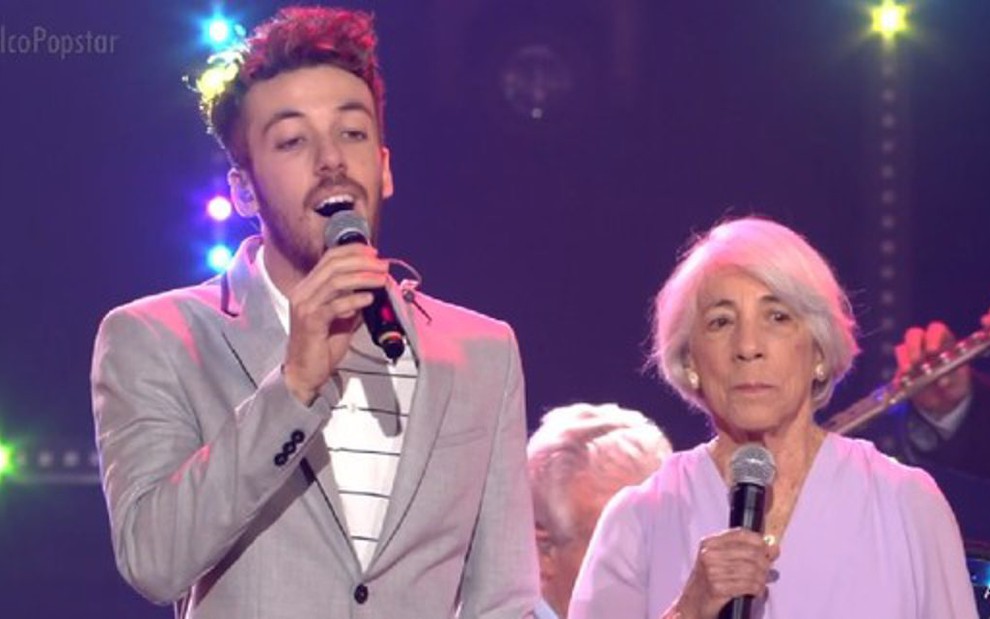 João Côrtes ao lado de sua avó, Efigênia, no palco do Popstar; ator estava imune nesta semana - REPRODUÇÃO/TV GLOBO