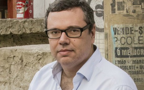 João Emanuel Carneiro na favela cinematográfica da soturna A Regra do Jogo, em 2015 - Tatá Barreto/TV Globo
