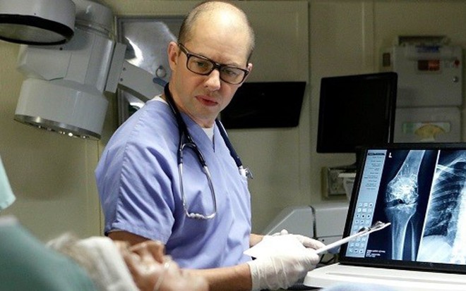 O ator Jon Cryer, ex-protagonista de Two and a Half Men, em participação na série NCIS - Divulgação/CBS