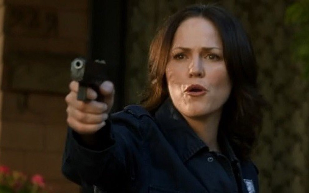 A atriz Jorja Fox aponta arma para suspeito de explodir cassino no último episódio de CSI - Reprodução/CBS