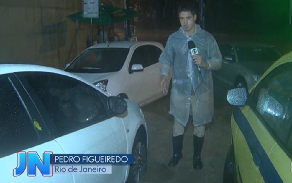 Repórter Pedro Figueiredo entrou ao vivo no Jornal Nacional na porta da emissora no Rio de Janeiro - Reprodução/TV Globo