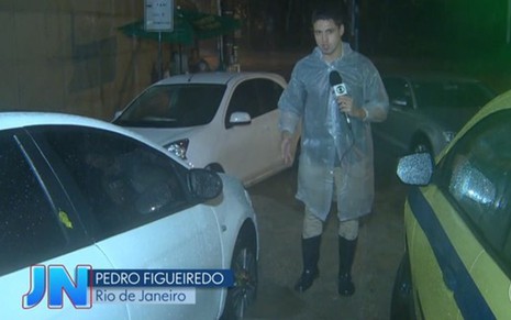Repórter Pedro Figueiredo entrou ao vivo no Jornal Nacional na porta da emissora no Rio de Janeiro - Reprodução/TV Globo