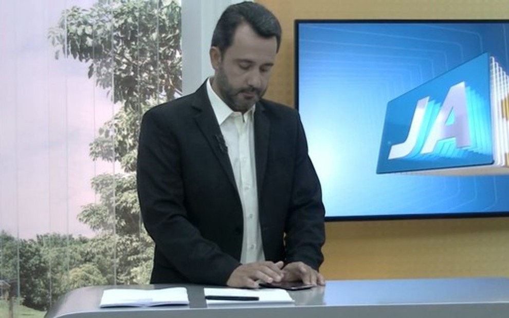Ricardo Bagnete não percebe que intervalo acabou e é flagrado usando celular durante o Jornal Anhanguera - Reprodução/TV Anhanguera