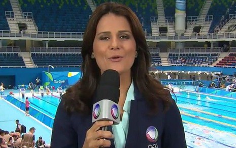 Adriana Araújo ancora o Jornal da Record diretamente do Estádio Aquático, no Rio  - Reprodução/Record