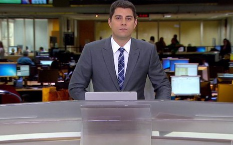 Evaristo Costa no Jornal Hoje de ontem (19), com a Redação do jornalismo de SP ao fundo - Reprodução/TV Globo