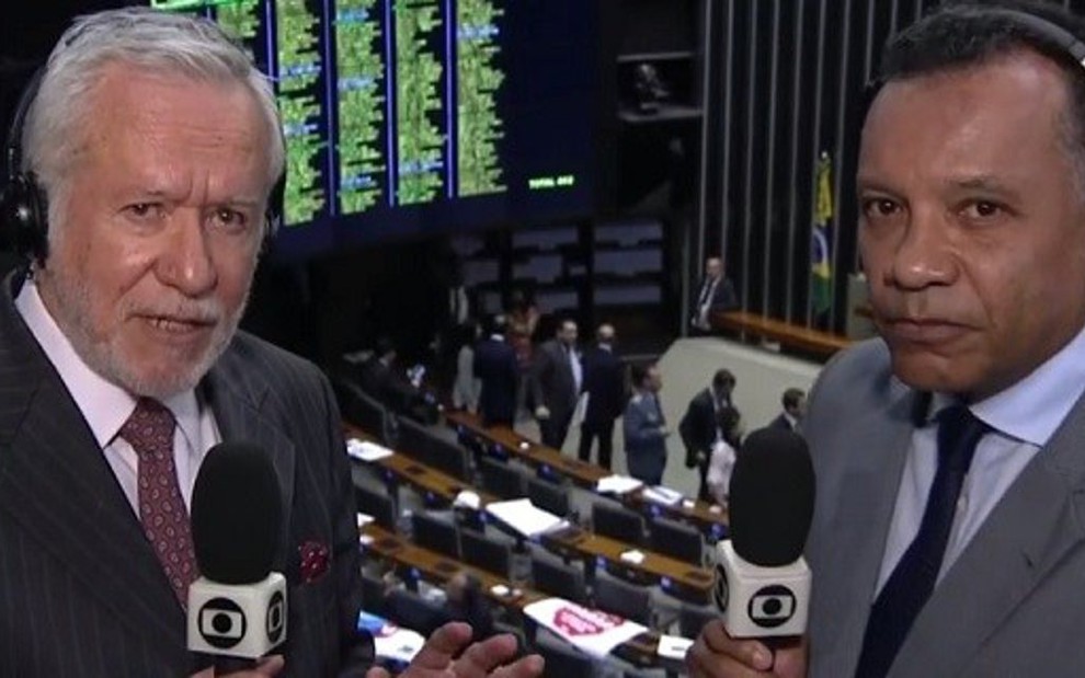 Alexandre Garcia e Heraldo Pereira ao término da votação de quarta-feira (2) na Câmara - Reprodução/TV Globo