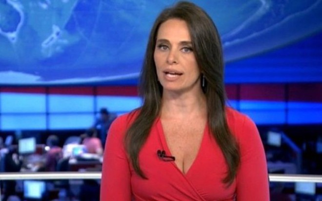Carla Vilhena na bancada do Jornal Nacional, que ela apresentava nas folgas dos titulares - Reprodução/TV Globo