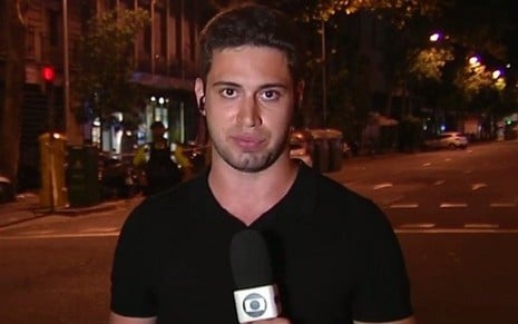 O repórter Pedro Figueiredo em link ao vivo de Barcelona para o Jornal Nacional de quinta (17) - Reprodução/TV Globo