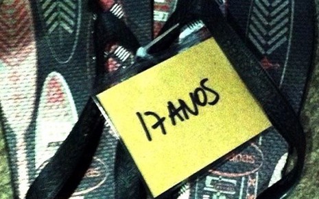 Par de chinelos que será usado no protesto dos jornalistas da Globo e da Record - Acervo Pessoal