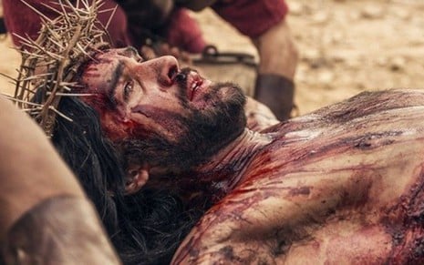 O ator argentino Juan Pablo Di Pace em cena da crucificação de Jesus em minissérie bíblica - Divulgação/NBC