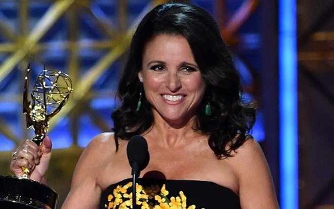 A atriz Julia Louis-Dreyfus recebe o prêmio de melhor atriz de comédia no Emmy de 2017 - Divulgação/Television Academy