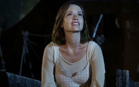 Juliana Didone (Leila) em cena em que sua personagem ora em Os Dez Mandamentos - Reprodução/Record