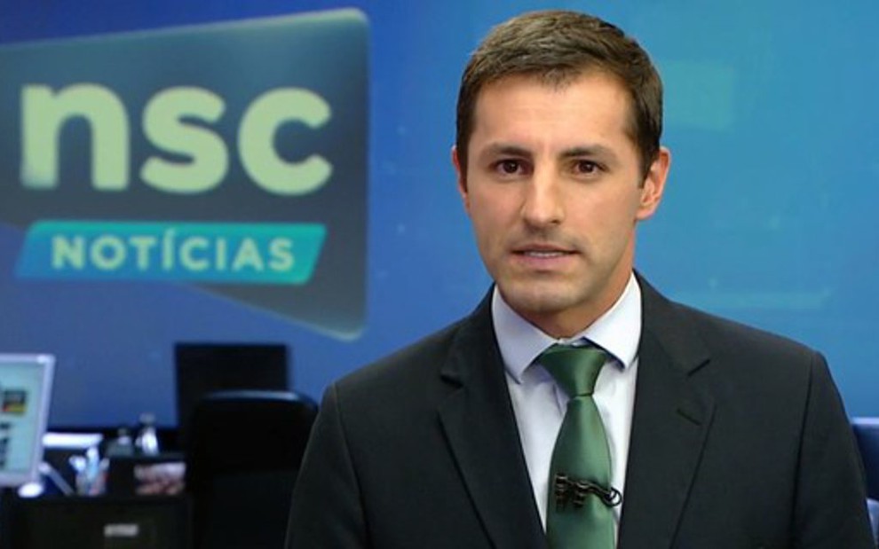 Júlio Ettore no comando do NSC Notícias; filho de Carlos Nascimento é apresentador na Globo de Florianópolis - REPRODUÇÃO/GLOBO