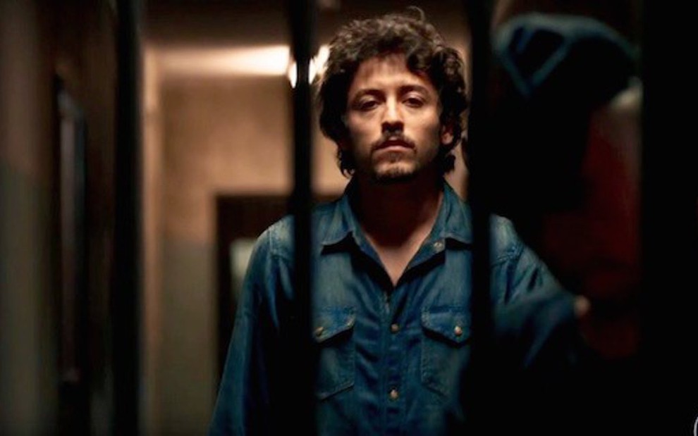 Jesuíta Barbosa (Vicente) na cena em que deixa a prisão em Justiça, da Globo - Reprodução/TV Globo