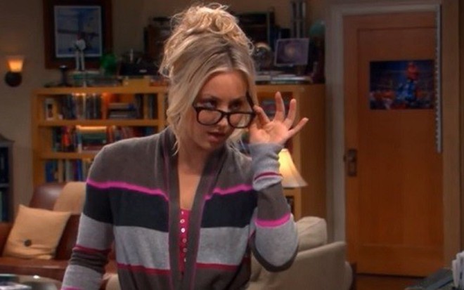 Para realizar desejo nerd, Kaley Cuoco coloca um óculos e faz pose sensual em Big Bang - Reprodução/CBS