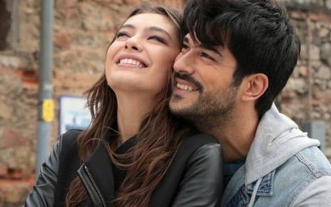 Neslihan Atagül e Burak Özcivit em cena de Kara Sevda, novela turca que ganhou o Emmy - Divulgação/Star TV