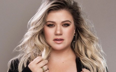Lançada no American Idol, Kelly Clarkson será técnica do reality rival, o The Voice - Divulgação