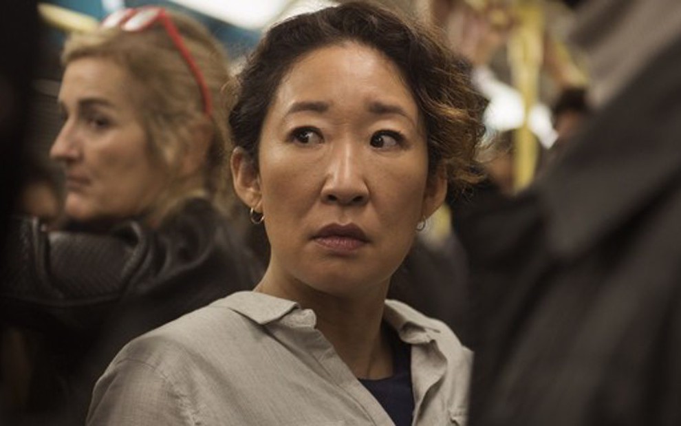 Sandra Oh na segunda temporada de Killing Eve; atriz indicada ao Emmy e venceu o Globo de Ouro  - Imagens: Divulgação/BBC America