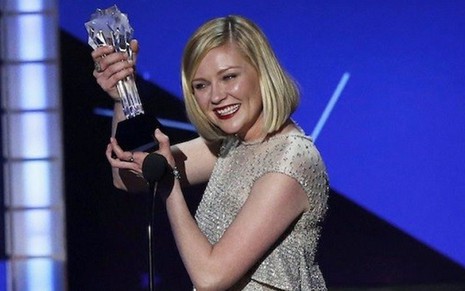A atriz Kirsten Dunst recebe prêmio no Critics' Choice Awards pela atuação em Fargo  - Divulgação/CCA