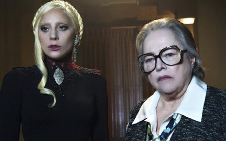 Lady Gaga e Kathy Bates em cena da série American Horror Story: Hotel - FX/Divulgação