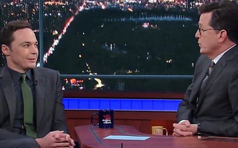 O ator Jim Parsons (à esq.) com Stephen Colbert em edição do talk show exibido ontem (3) - Reprodução/CBS