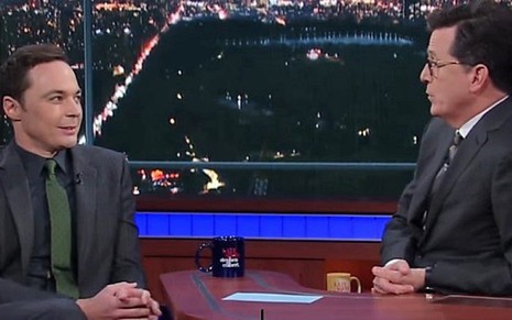 O ator Jim Parsons (à esq.) com Stephen Colbert em edição do talk show exibido ontem (3) - Reprodução/CBS