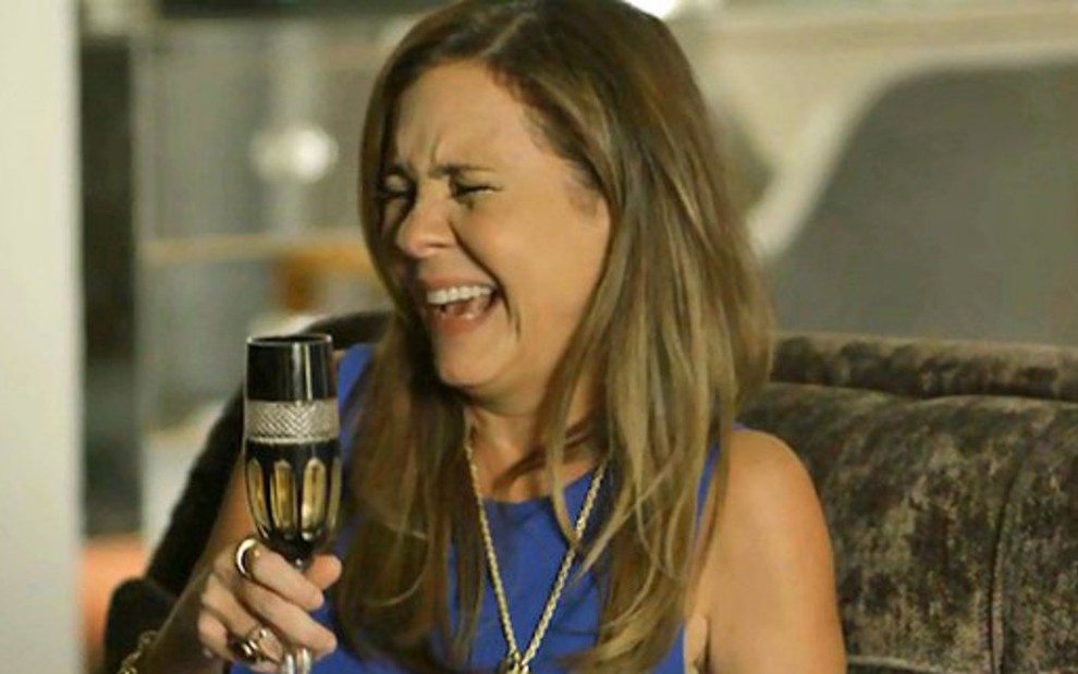 Laureta (Adriana Esteves) será presa e terá boa bebida e comida atrás das grades na novela - Reprodução/TV Globo