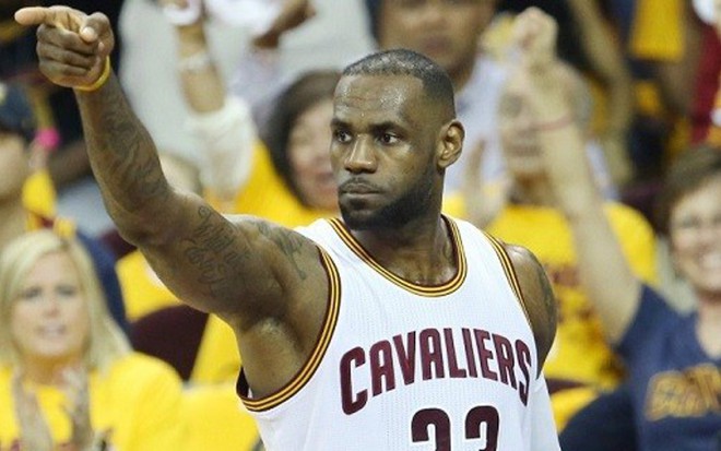 LeBron James com a camisa do Cleveland Cavaliers em jogo da temporada 2015-16 da NBA - Ddivulgação/NBA