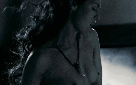 A atriz Lena Headey aparece com os seios à mostra em cena de sexo do filme 300  - Reprodução/Warner Bros.