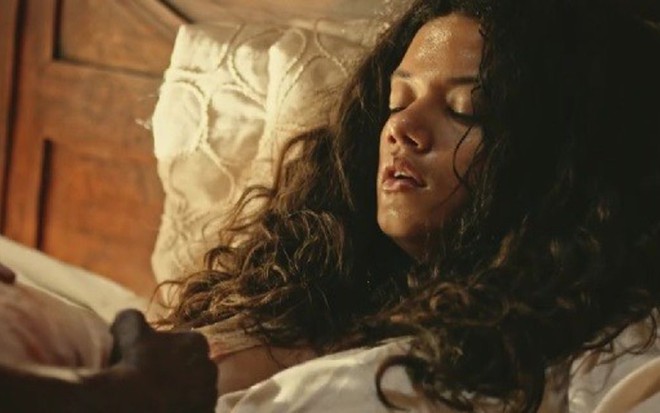 A atriz Marina Nery em cena do capítulo de ontem (23) de Velho Chico, da Globo - Reprodução/TV Globo