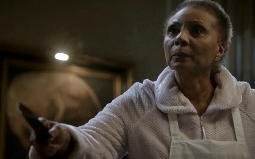 Leslie Uggams com faca em Empire; atriz interpreta uma mãe bipolar e vingativa na série - Reprodução/Fox