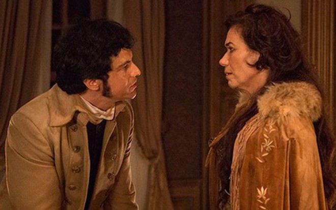 Mateus Solano (Rubião) com Lilia Cabral (Virgínia) em Liberdade, Liberdade, da Globo - Reprodução/TV Globo