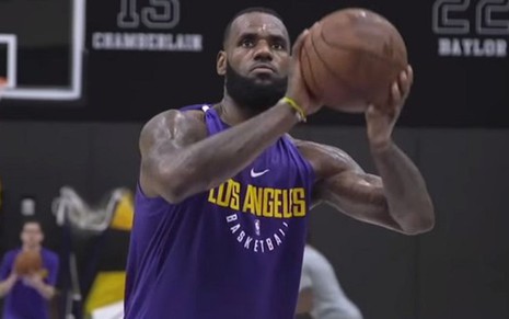 LeBron James em seu primeiro treino com a camisa do Los Angeles Lakers; suor dentro e fora de quadra - Reprodução/LA Lakers