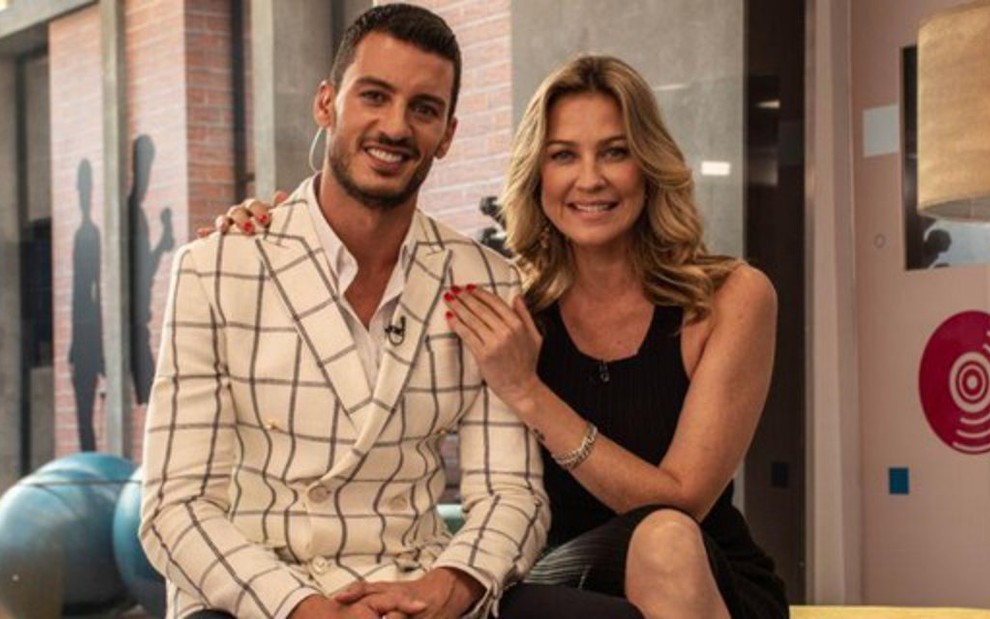 Ruben Rua e Luana Piovani no estúdio de Like Me, reality show que apresentam na TVI, emissora de Portugal - REPRODUÇÃO/TVI