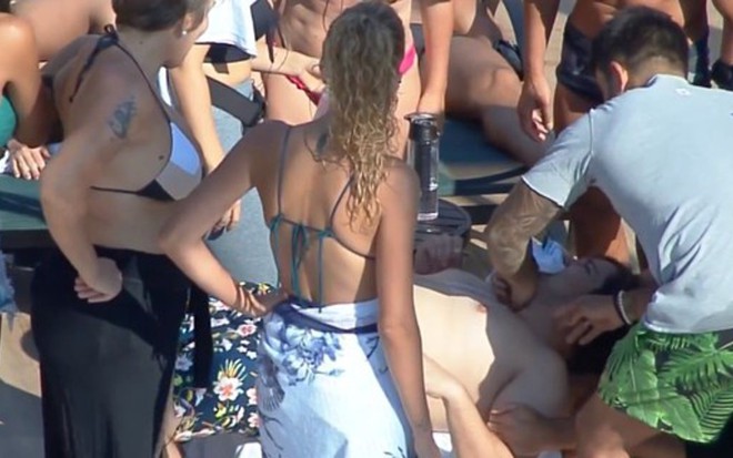 Lucas Salles é travado e amordaçado pelos colegas durante sessão de depilação no Power Couple Brasil - REPRODUÇÃO/RECORD