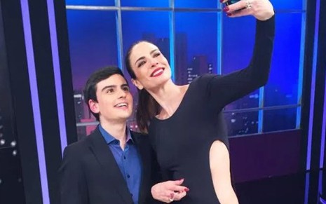 Dudu Camargo tira selfie com Luciana Gimenez em sua participação no Luciana By Night - Divulgação/RedeTV!