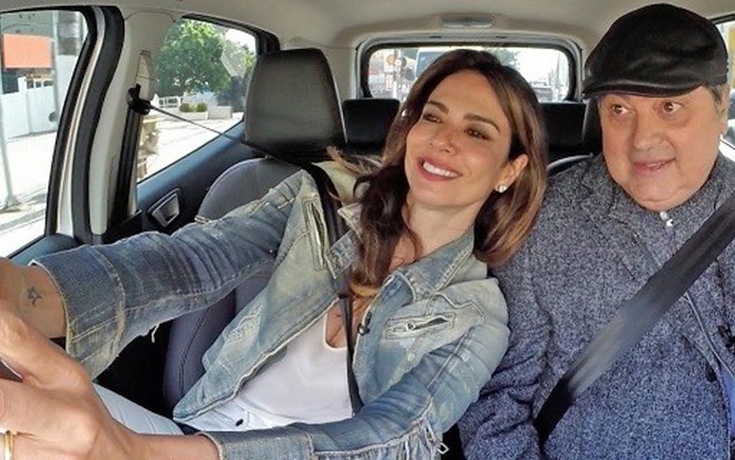 Luciana Gimenez faz selfie durante passeio com José Luiz Datena para o Bate & Volta - Divulgação/Band